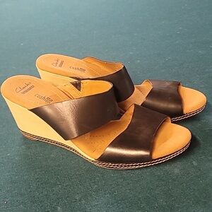 5/$25 Clarks Women's Black and Tan Sandals 10